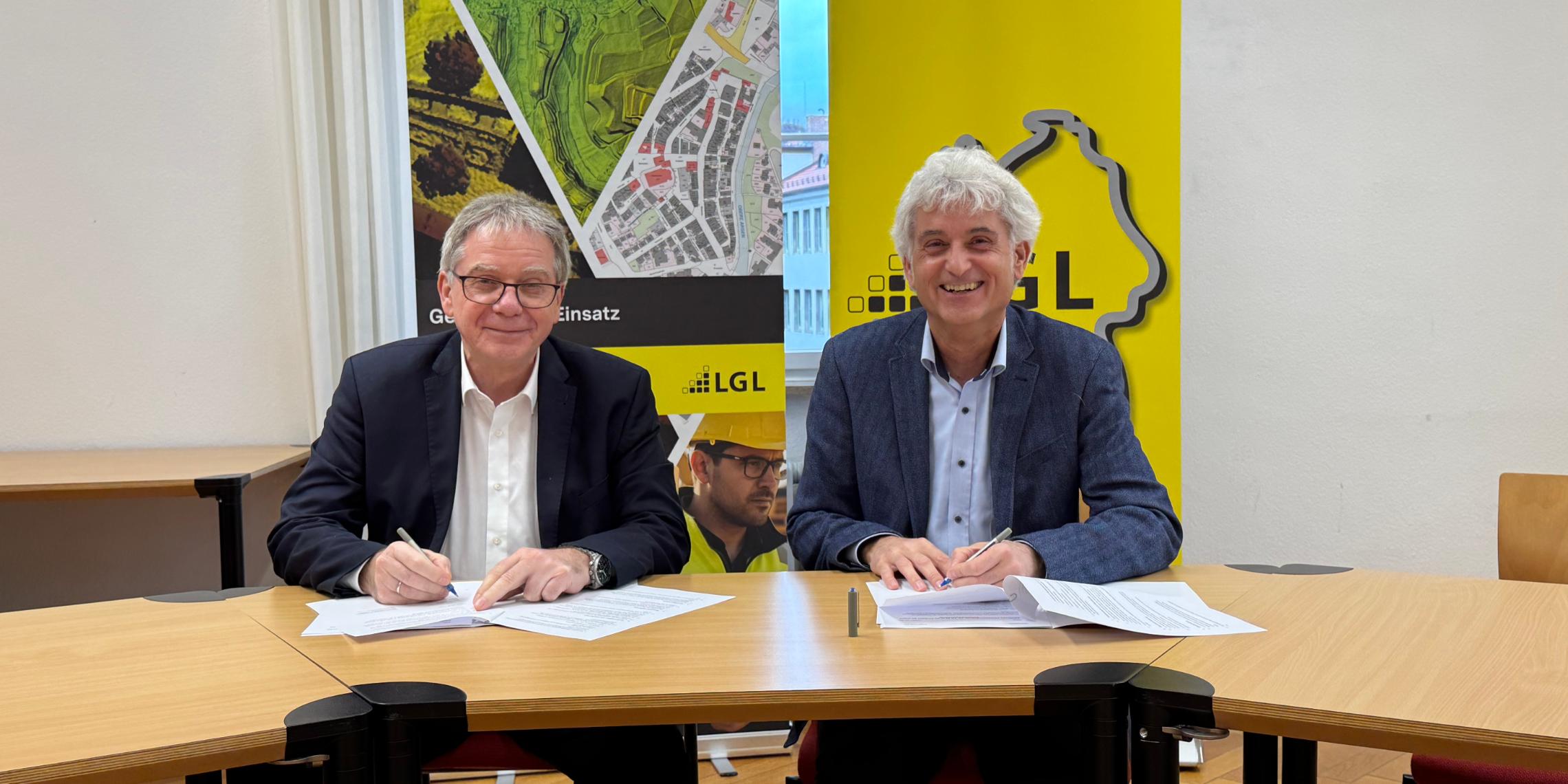 Präsident Dieter Ziesel (LGL) und Stefan Dvorak (AG62) bei der Vertragsunterzeichnung