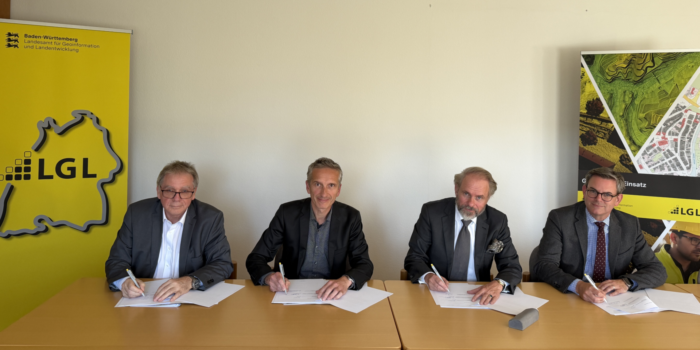 v. l. n. r.: Dieter Ziesel (LGL), Andreas Wüllner (AG Städte), Dr. Tobias Bringmann (VKU), Torsten Höck (VfEW)