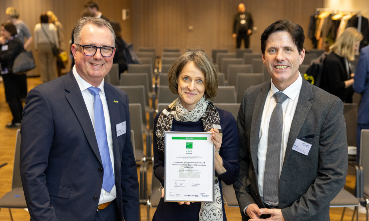 Dr. Florian Gibis (LGL), Nicole Bichler (LGL) und Niels Ladewig (LGL) bei der Prädikatsverleihung