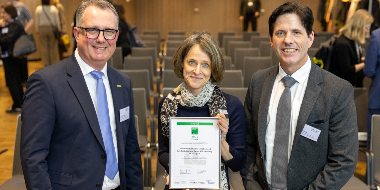 Dr. Florian Gibis (LGL), Nicole Bichler (LGL) und Niels Ladewig (LGL) bei der Prädikatsverleihung
