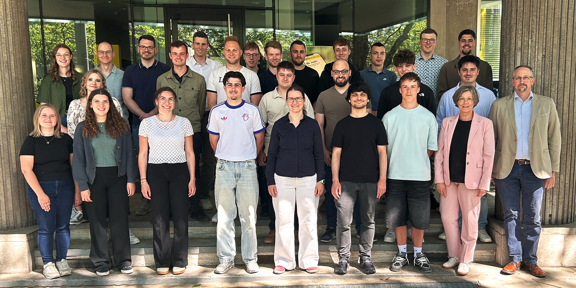 Prüfungsjahrgang 2026, flankiert von Christiane Dworak und dem Vorsitzenden im Prüfungsausschuss Christian Prägitzer