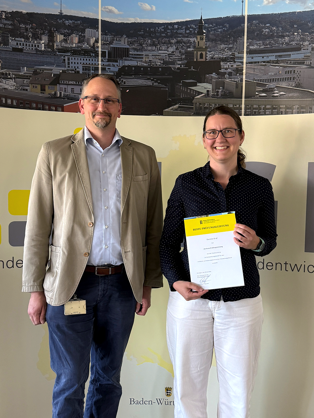 Prüfungsbeste Daniela Graf mit dem Vorsitzenden des Prüfungsausschusses